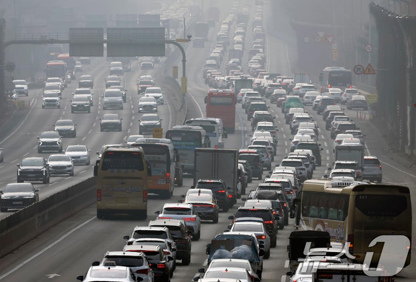 본문 이미지 - 설 연휴가 시작된 14일 서울 서초구 잠원IC 인근 경부고속도로 하행선이 정체를 빚고 있다. 한국도로공사에 따르면 이날 전국에서 485만 대가 고속도로를 이용할 것으로 보고 있으며, 수도권에서 지방으로 향하는 차량은 46만대, 지방에서 수도권으로 향하는 차량은 37만대로 예상했다. 2026.2.14 ⓒ 뉴스1 박정호 기자