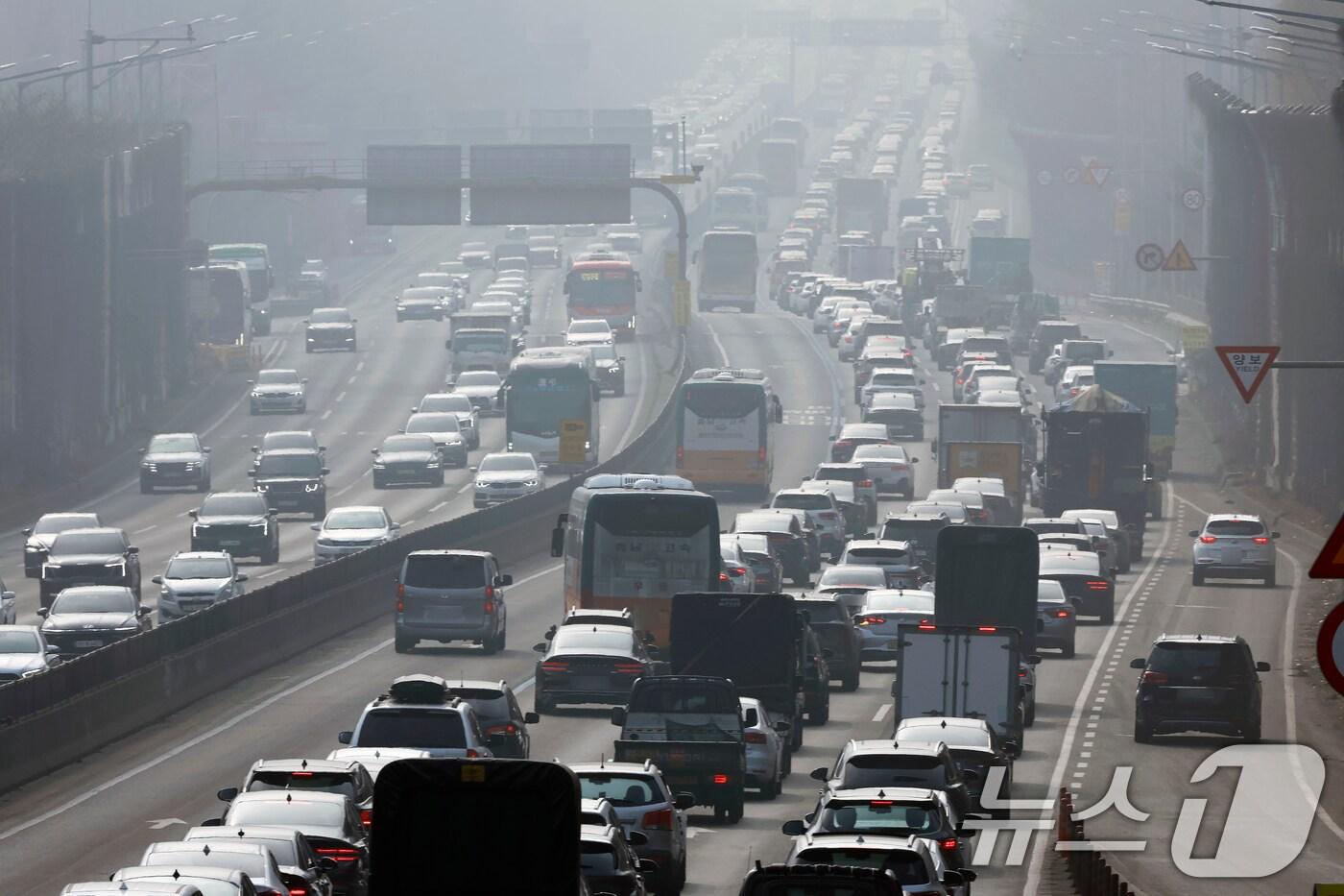 본문 이미지 - 설 연휴가 시작된 14일 서울 서초구 잠원IC 인근 경부고속도로 하행선이 정체를 빚고 있다. 한국도로공사에 따르면 이날 전국에서 485만 대가 고속도로를 이용할 것으로 보고 있으며, 수도권에서 지방으로 향하는 차량은 46만대, 지방에서 수도권으로 향하는 차량은 37만대로 예상했다. 2026.2.14 ⓒ 뉴스1 박정호 기자