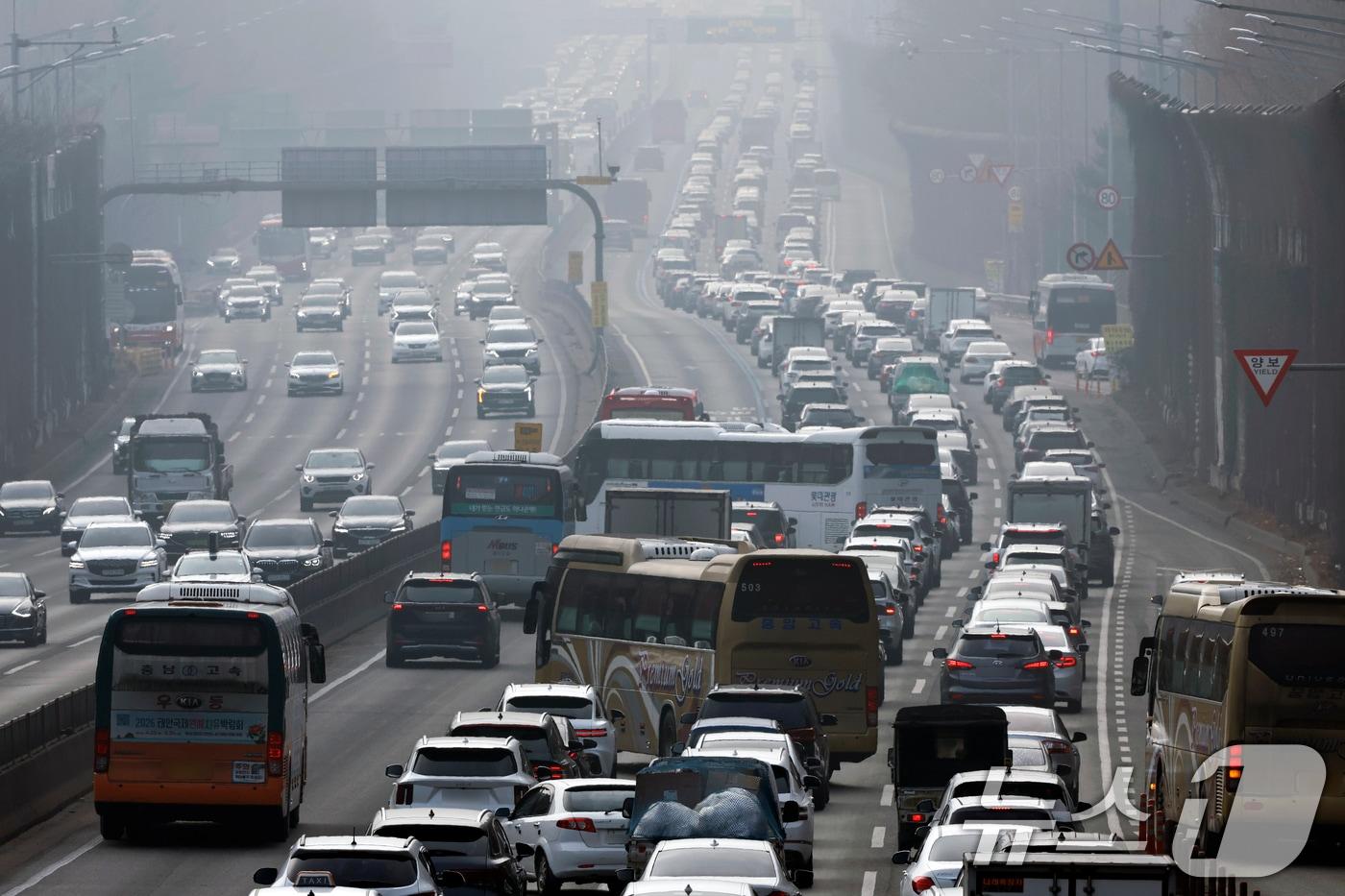 본문 이미지 - 설 연휴가 시작된 지난 14일 서울 서초구 잠원IC 인근 경부고속도로 하행선이 정체를 빚고 있다. 2026.2.14 ⓒ 뉴스1 박정호 기자