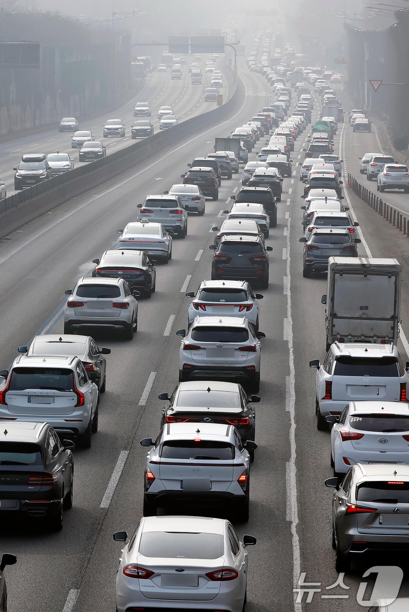 본문 이미지 - 서울 서초구 잠원IC 인근 경부고속도로 하행선이 정체를 빚고 있다.  2026.2.14 ⓒ 뉴스1 박정호 기자