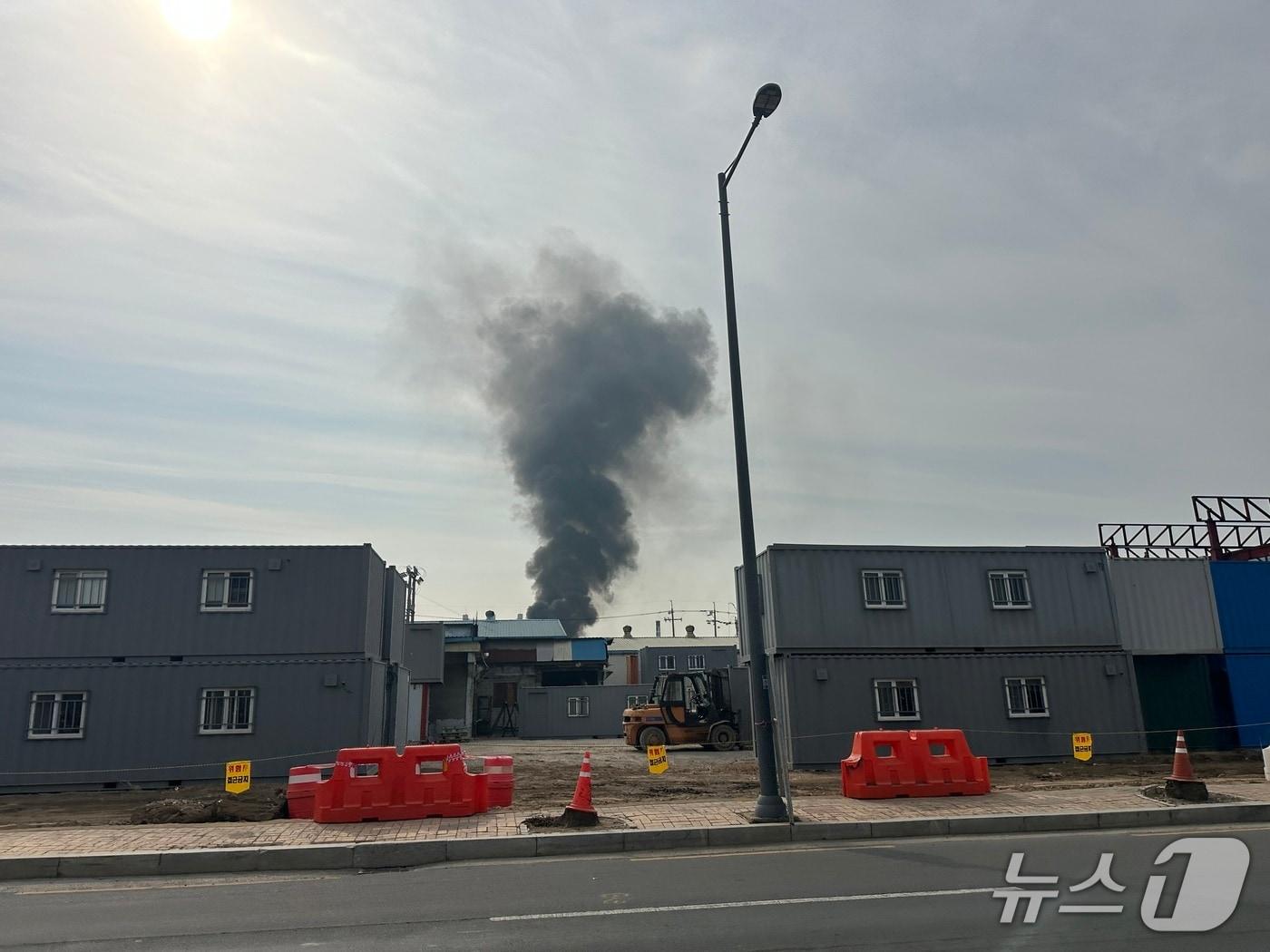 본문 이미지 - 14일 오전 경남 진주 상평동 한 고물상에서 연기가 피어오르고 있다.(독자 제공. 재판매 및 DB 금지)