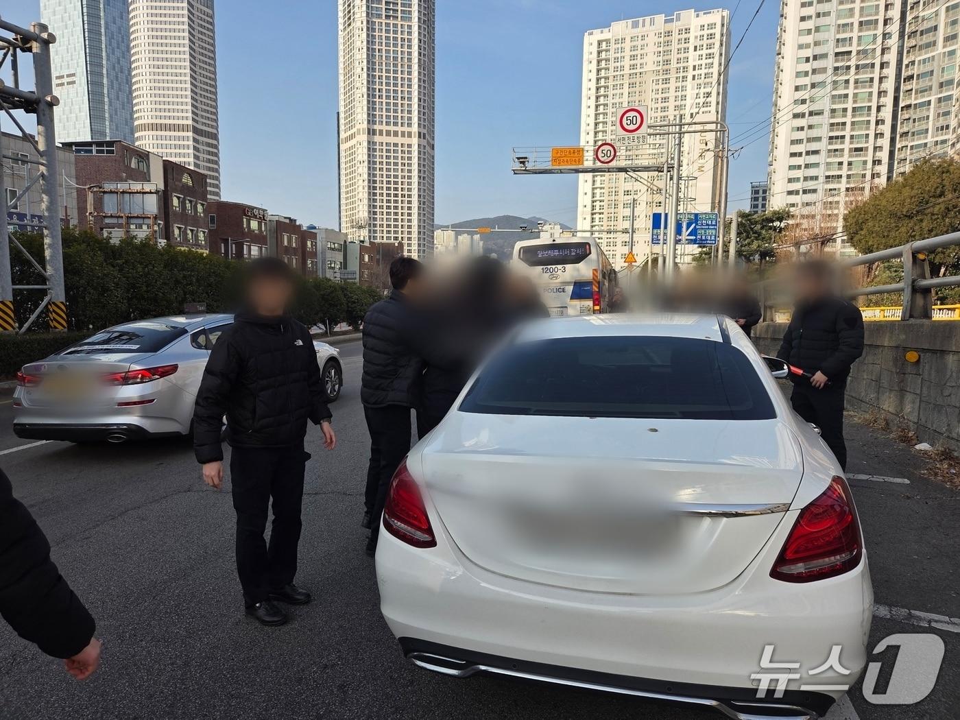 본문 이미지 - 14일 오전 부산 남구 한 도로에서 경찰이 음주 운전 의심 차량을 멈춰세우고 있다.(부산경찰청 제공. 재판매 및 DB 금지)