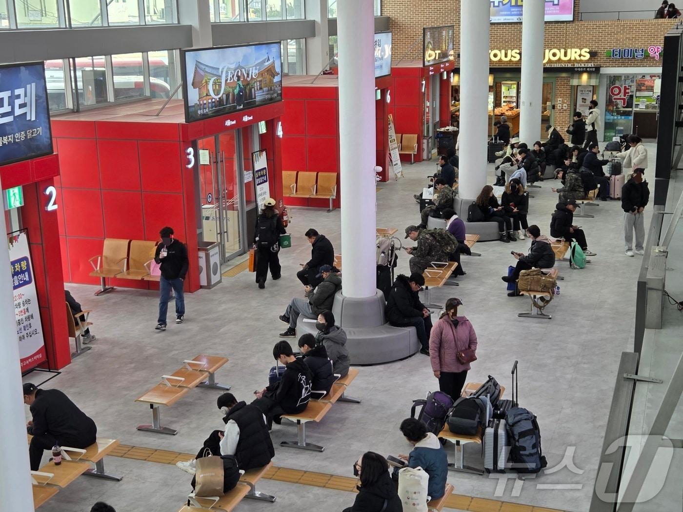 본문 이미지 - 설 연휴가 시작된 14일 오전 10시께 전북 전주시 덕진구 전주고속버스터미널에 귀성객들이 모여 있다.2026.2.14 문채연 기자 ⓒ 뉴스1 문채연 기자
