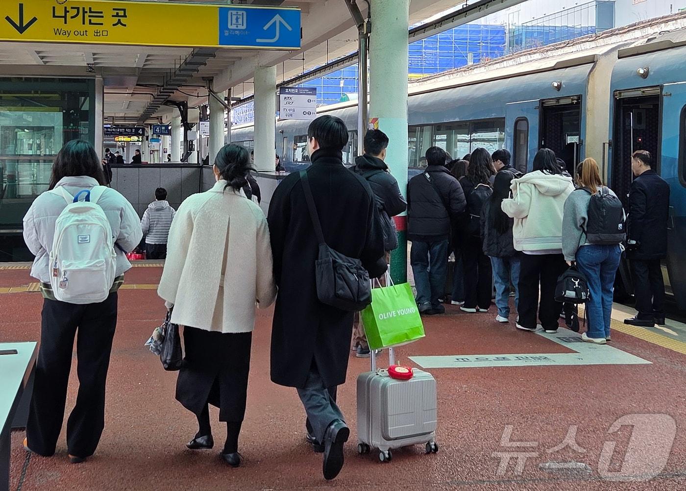 본문 이미지 - 설 연휴가 시작된 14일 오전 전북 전주시 덕진구 전주역에 귀성객들이 모여 있다. 2026.2.14 ⓒ 뉴스1 문채연 기자