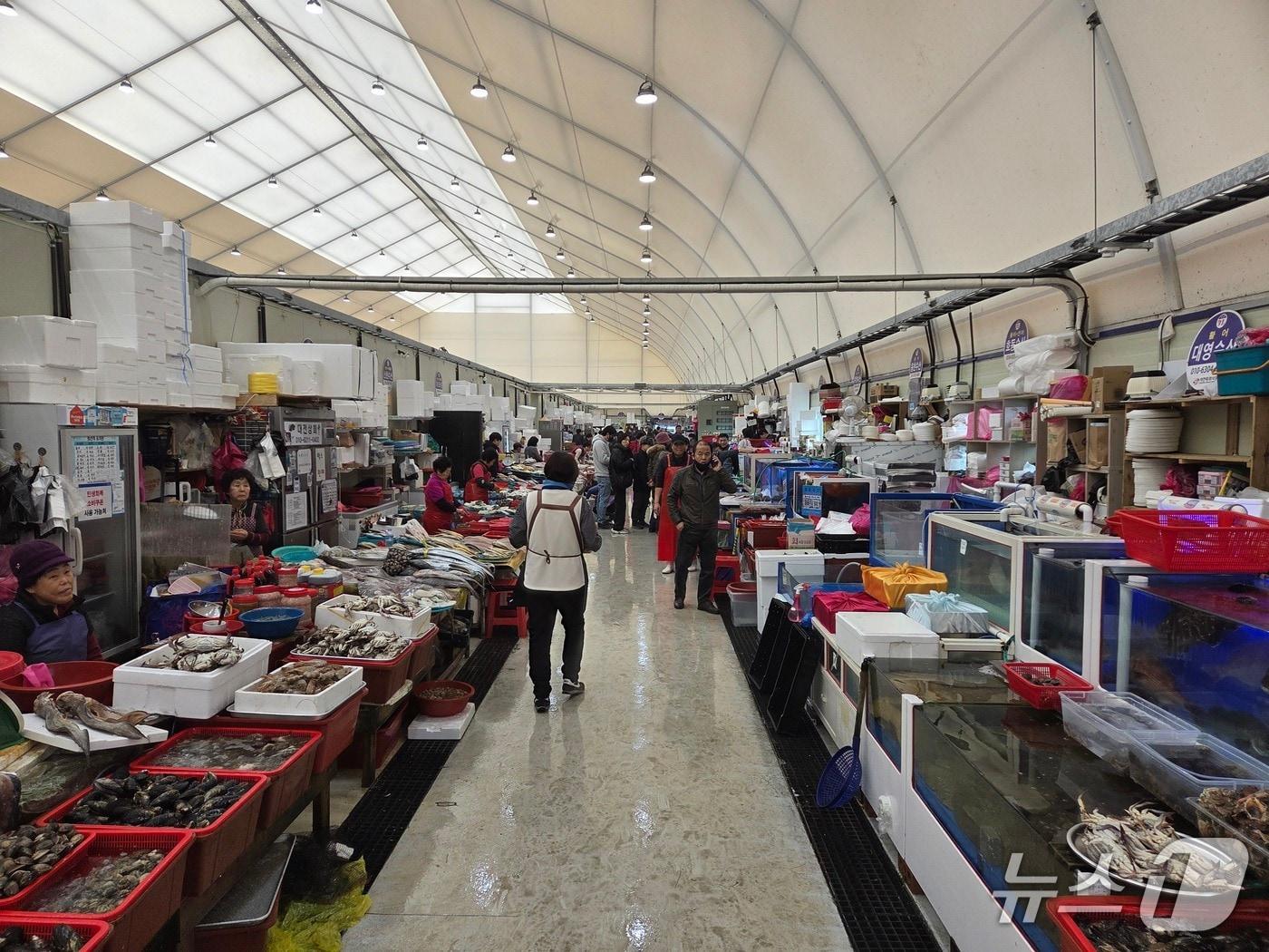 본문 이미지 - 서천특화시장 내 수산물 판매 구역.2026.2.14/뉴스1