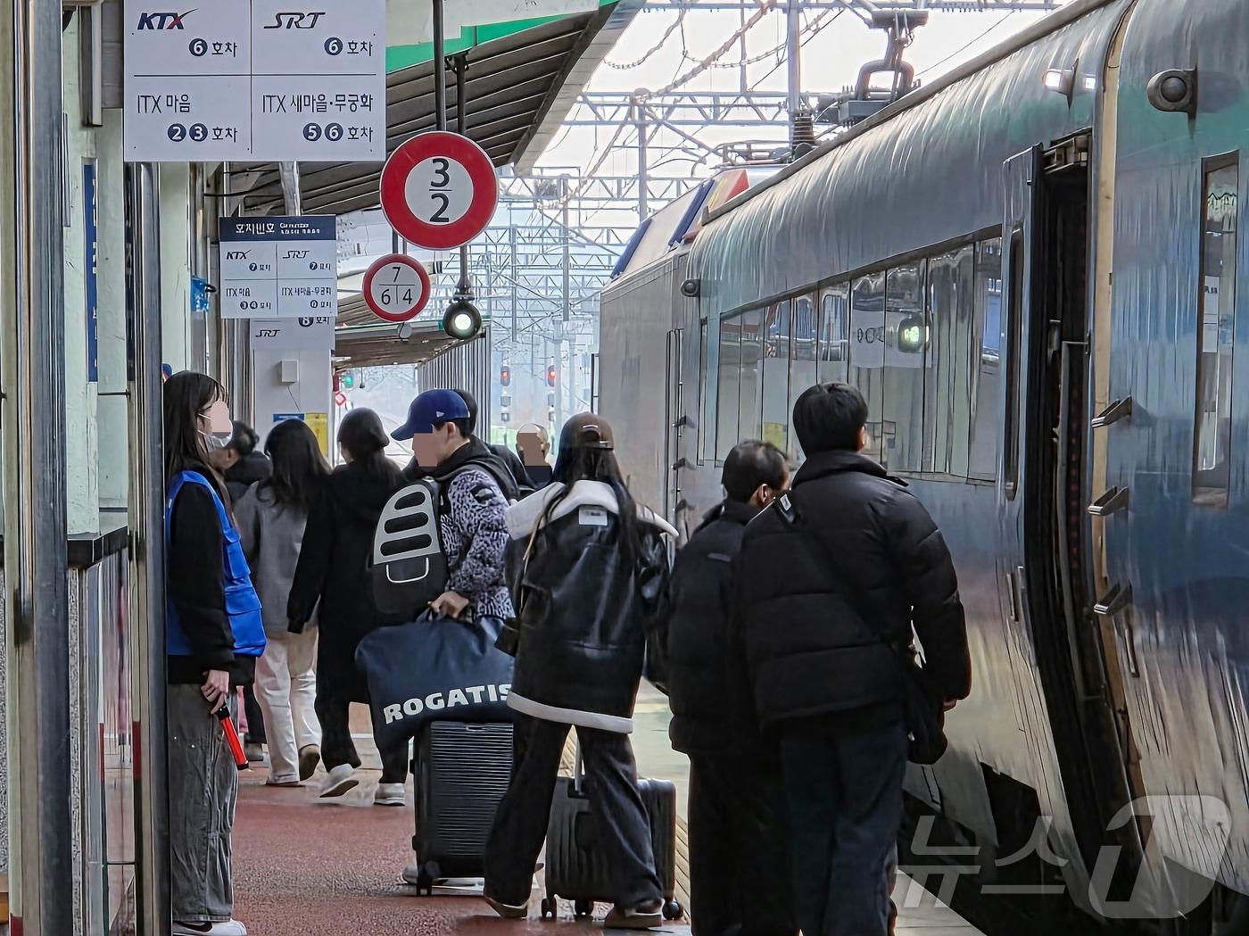 본문 이미지 - 설 연휴가 시작된 14일 오전 전북 전주시 덕진구 전주역에 귀성객들이 모여 있다. 2026.2.14 ⓒ 뉴스1 문채연 기자