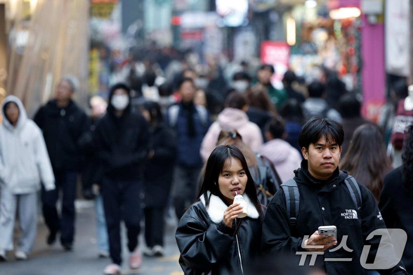 본문 이미지 - 중국 춘절 연휴(15~23일)를 맞아 한국에 들어오는 중국인 관광객이 증가할 것으로 예상되는 가운데 14일 오후 서울시 중구 명동 거리가 외국인 관광객들로 붐비고 있다.  2026.2.14 ⓒ 뉴스1 박정호 기자