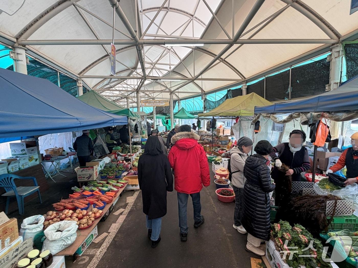 본문 이미지 - 설 연휴 첫날인 14일 낮 12시 강원 춘천 신북읍 율문리 샘밭장터에서 시민들이 성수품을 사기 위해 발걸음을 옮기고 있다. 2026.2.24 한귀섭 기자