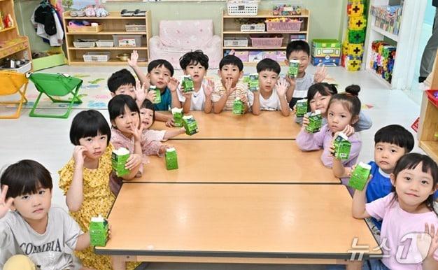 본문 이미지 - 강원 정선군 학교우유 무상급식 자료 사진. (정선군 제공. 재판매 및 DB금지) 2026.2.14/뉴스1