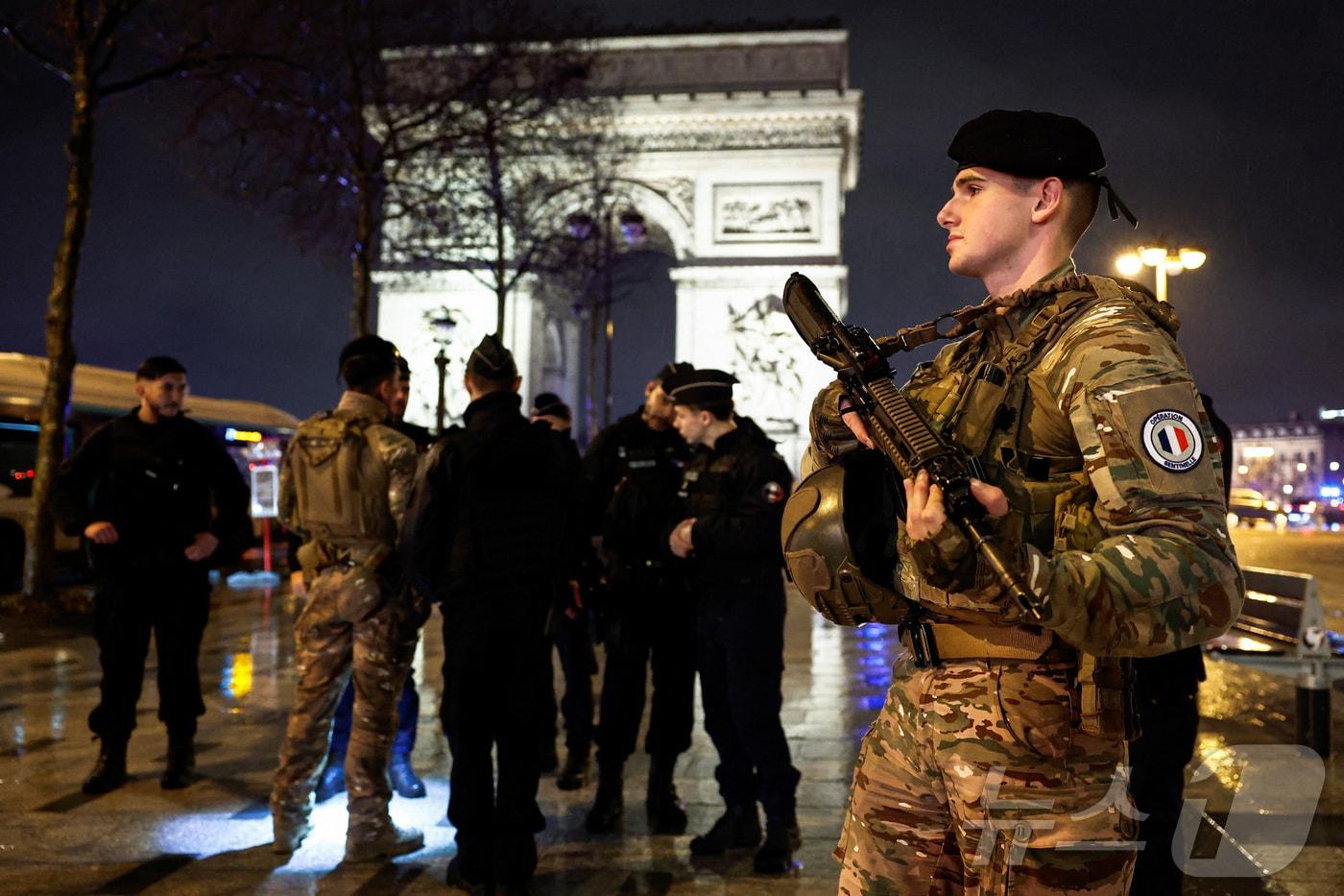 본문 이미지 - 13일(현지시간) 40대 남성의 흉기 난동 사건이 일어난 프랑스 파리 개선문 주변을 군인과 경찰관들이 통제하고 있다. 2026.02.13. ⓒ 로이터=뉴스1