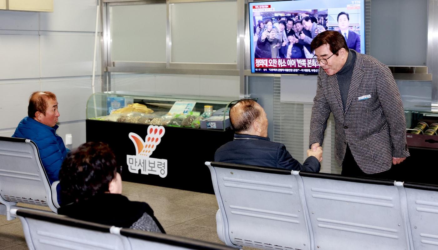 본문 이미지 - 김동일 시장이 대천역 대합실을 찾아 귀성객에게 인사를 건네고 있다.(보령시 제공. 재판매 및 DB금지)/뉴스1