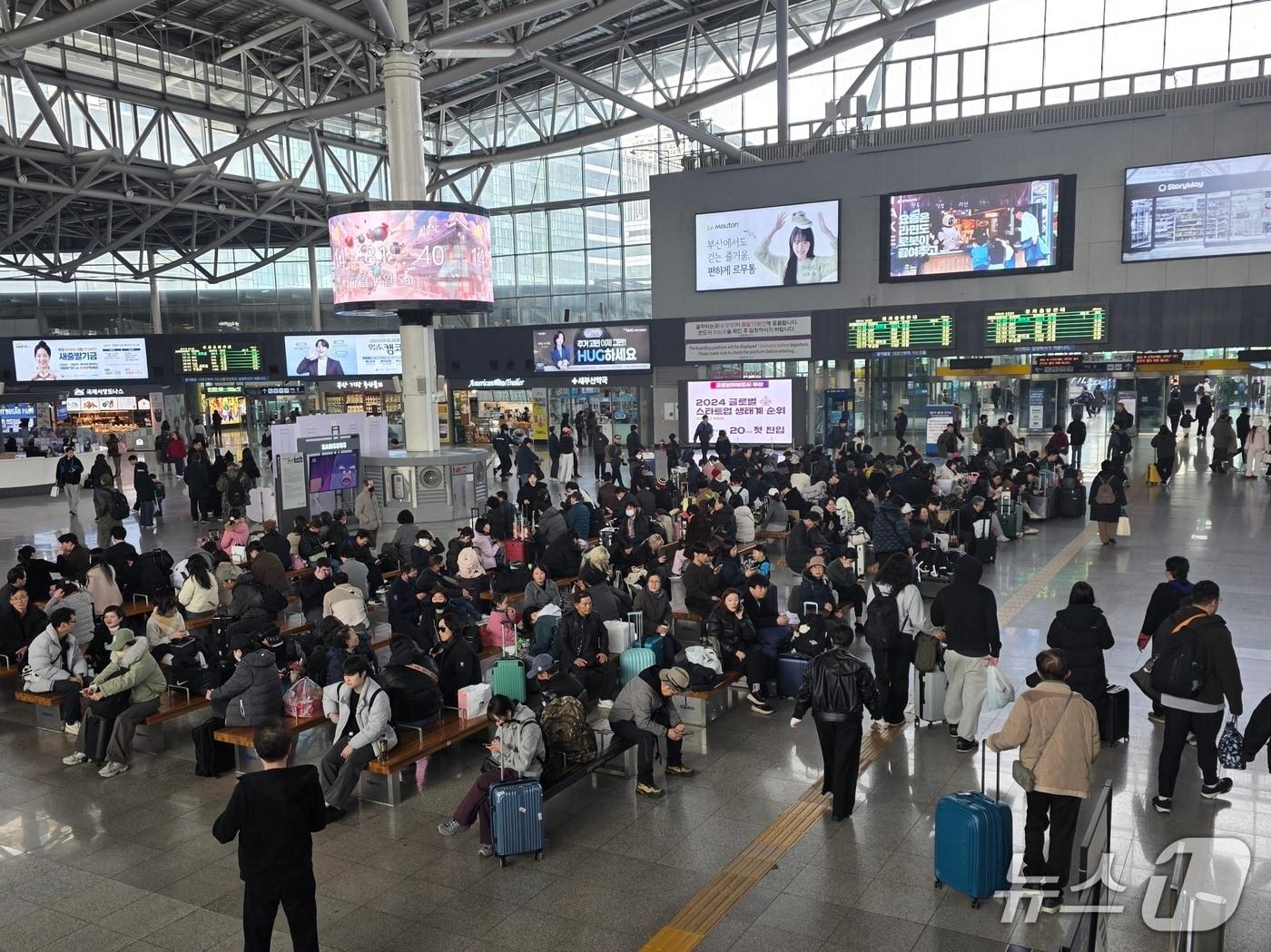 본문 이미지 - 14일 오후 부산역을 찾은 시민들이 대합실에 앉아있다.2026.2.14/뉴스1 ⓒ News1 장광일 기자
