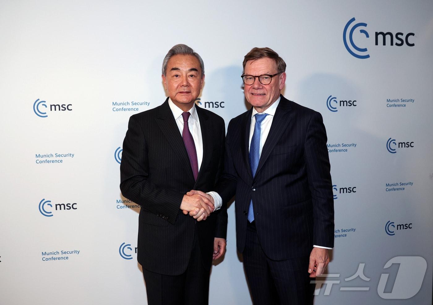 본문 이미지 - 왕이 중국 외교부장이 13일(현지시간) 독일 뮌헨에서 열린 뮌헨안보회의(MSC)를 계기로 요한 바데풀 독일 외교장관과 회담하고 있다. 2026.02.13. ⓒ 신화=뉴스1