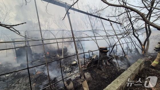 본문 이미지 - 14일 오후 1시 12분께 전북 김제시 석교리의 한 비닐하우스에서 화재가 발생했다.(전북소방본부 제공, 재판매 및 DB 금지)/뉴스1