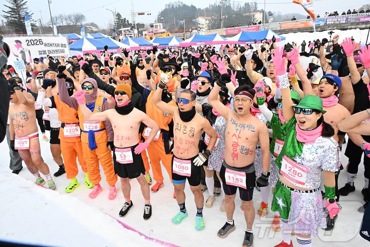 본문 이미지 - 14일 강원 평창군 대관령면에 위치한 제34회 대관령눈꽃축제장에서 열린 '2026년 평창 대관령 알몸 마라톤 대회' 참가자들이 선전을 다짐하고 있다. 450여 명의 참가자가 5㎞, 10㎞ 등 2개 코스에 참가했다. (평창군 제공. 재판매 및 DB금지) 2026.2.14. ⓒ 뉴스1 신관호 기자