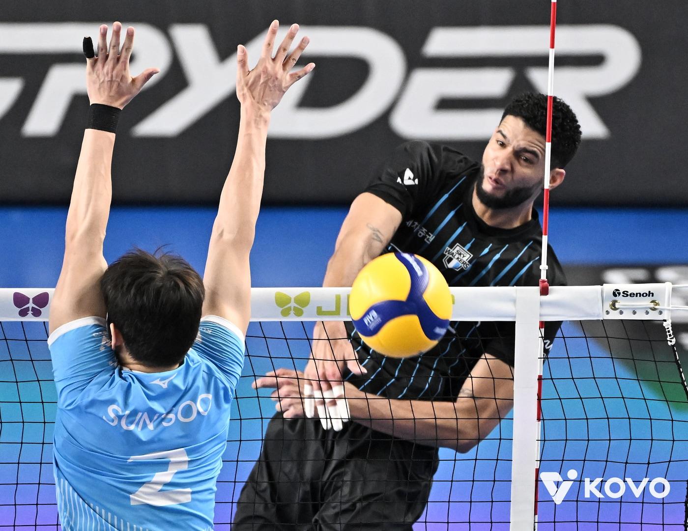 본문 이미지 - 현대캐피탈 레오가 14일 대한항공과 홈 경기에서 공격을 시도하고 있다. (KOVO 제공)