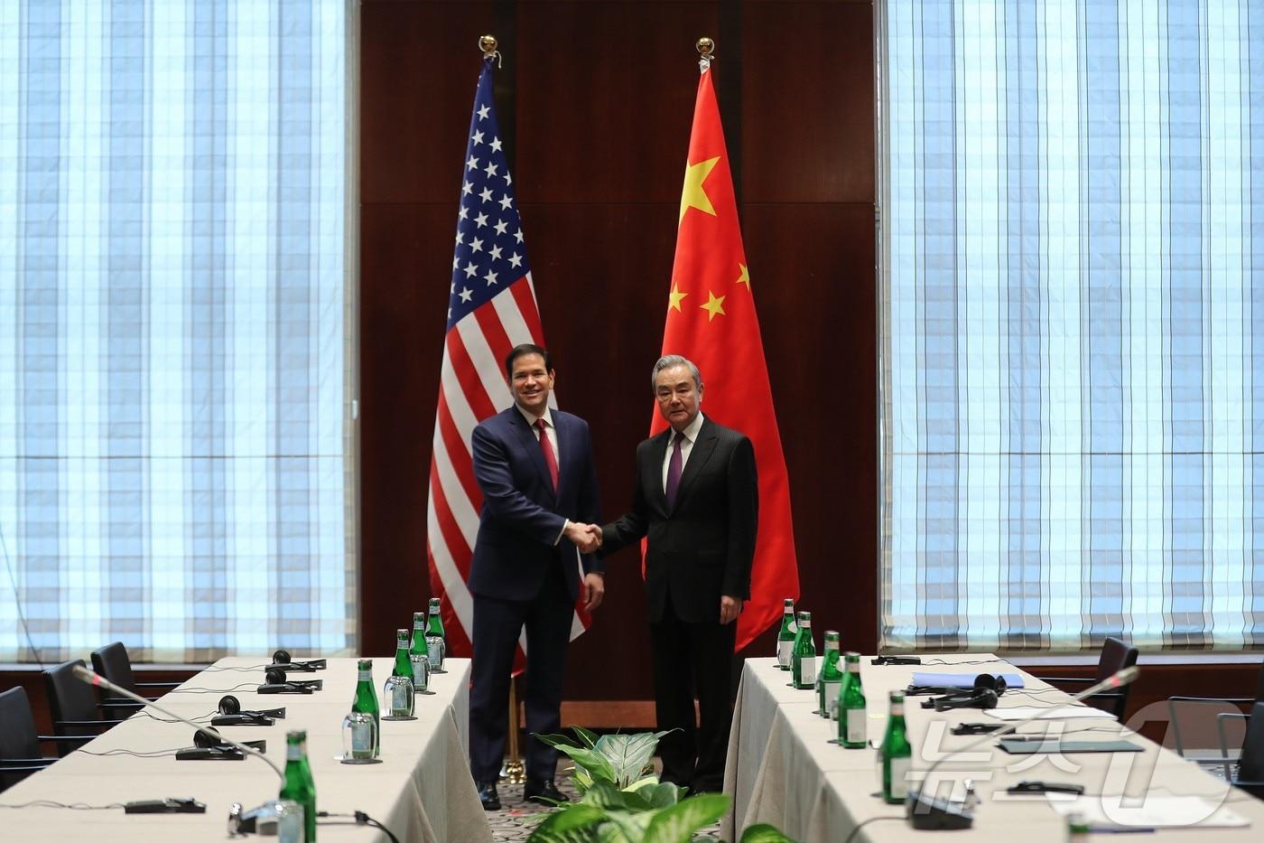 본문 이미지 - 왕이 중국 외교부장이 13일(현지시간) 독일 뮌헨에서 열린 뮌헨안보회의(MSC)를 계기로 마코 루비오 미 국무장관과 회담하고 있다. 2026.02.13. ⓒ 신화=뉴스1 ⓒ 신화=뉴스1