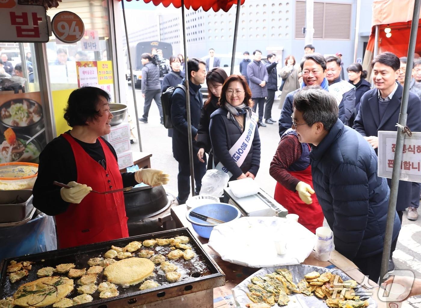 본문 이미지 - 김동연 경기도지사가 설 연휴 첫날 수원 조원시장을 찾아 상인과 이야기를 나누고 있다 .(경기도 제공. 재판매 및 DB금지)