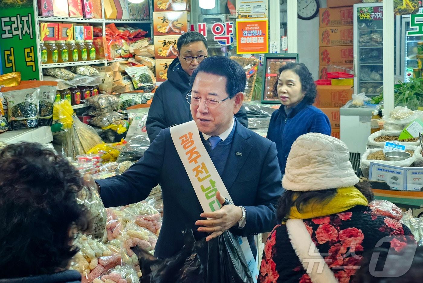 본문 이미지 - 김영록 전라남도지사가 설 명절을 앞둔 14일 광주 남광주시장을 방문, 물품을 구매하며 상인들을 격려하고 있다.(전남도 제공. 재판매 및 DB금지) 2026.2.14 ⓒ 뉴스1 