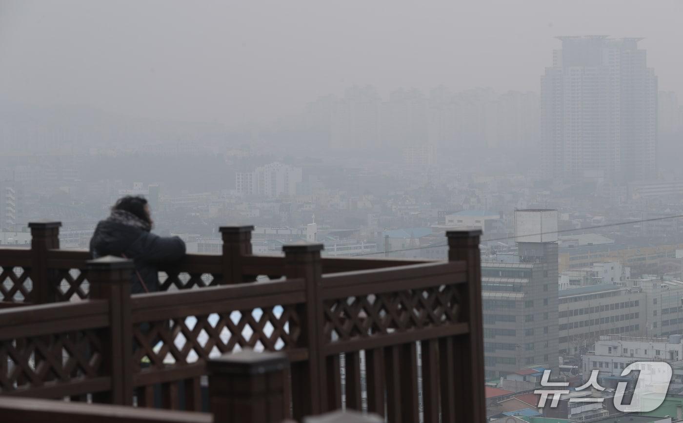 본문 이미지 - 미세먼지 둘러싸인 청주시./뉴스1