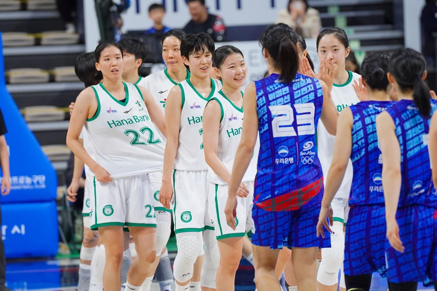 본문 이미지 - 여자 프로농구 단독 선두에 오른 부천 하나은행. (WKBL 제공)