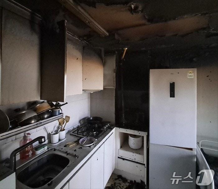 본문 이미지 - 14일 오후 3시19분 전북 전주시 완산구 평화동의 한 아파트에서 방화로 인한 화재가 발생했다.(전북소방본부 제공, 재판매 및 DB 금지)/뉴스1