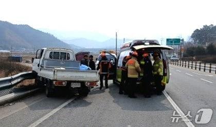 본문 이미지 - 14일 오전 10시 54분께 전북 진안군 진안읍 단양리의 한 도로에서 경차와 1t 트럭이 서로 충돌하는 사고가 발생했다.(전북소방본부 제공, 재판매 및 DB 금지)/뉴스1