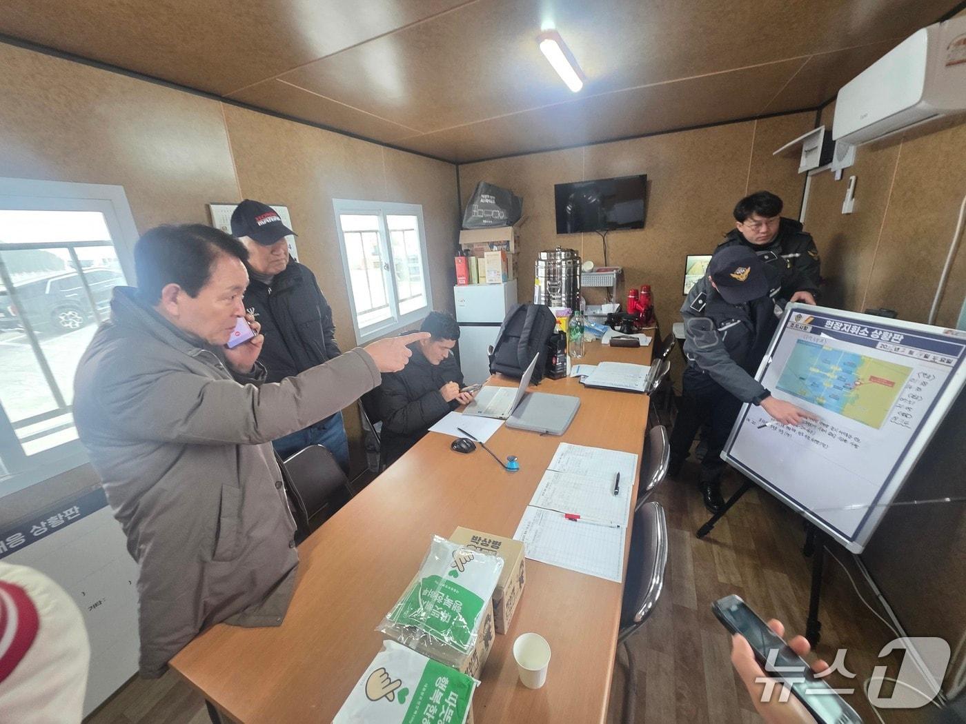 본문 이미지 - 14일 오전 성일종 국방위원장은  현장을 방문해 해경의 브리핑을 받고, 안규백 국방부장관과 통화해 보다 촘촘하고 체계적인 수색을 위해 즉각적인 협조를 요청했다.(성 의원실 제공. 재판매 및 DB금지)2026.2.14/뉴스1