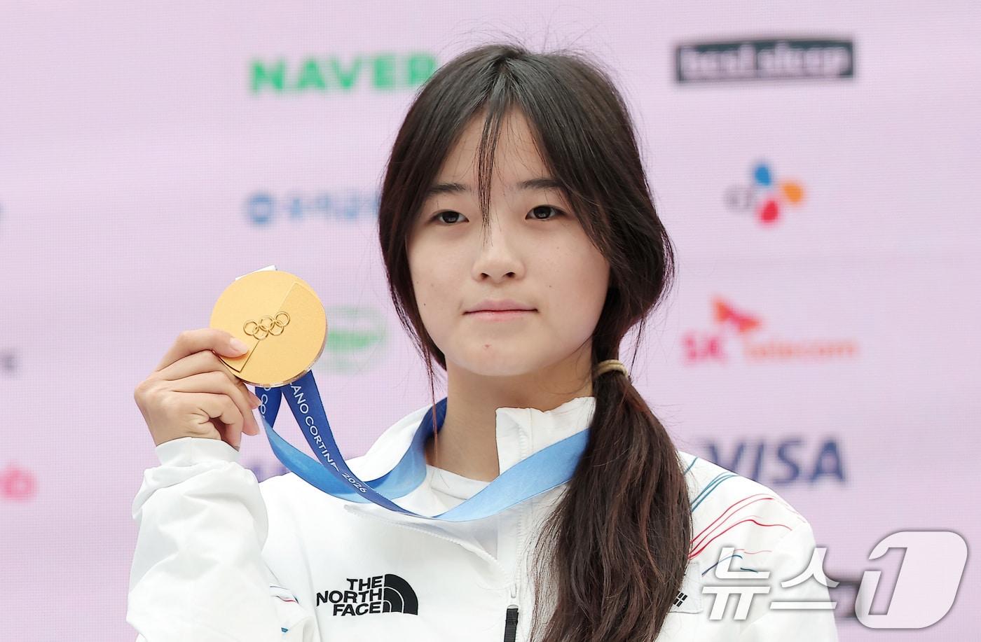 본문 이미지 - 스노보드 여자 하프파이프에서 금메달을 차지한 최가온이 14일(현지시간) 이탈리아 밀라노의 빌라 네키 캄필리오(Villa Necchi Campiglio)에 마련된 코리아하우스에서 기자회견을 마친 후 금메달을 들고 기념 촬영을 하고 있다. 2026.2.14 ⓒ 뉴스1 김성진 기자