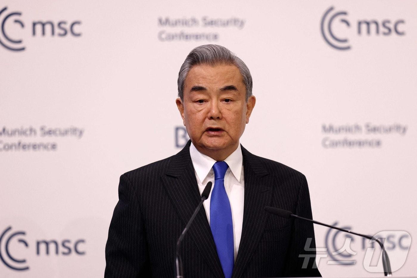 본문 이미지 - 왕이 중국 외교부장이 14일(현지시간) 독일 뮌헨에서 열린 뮌헨안보회의에서 연설하고 있다. 2026.02.14. ⓒ AFP=뉴스1