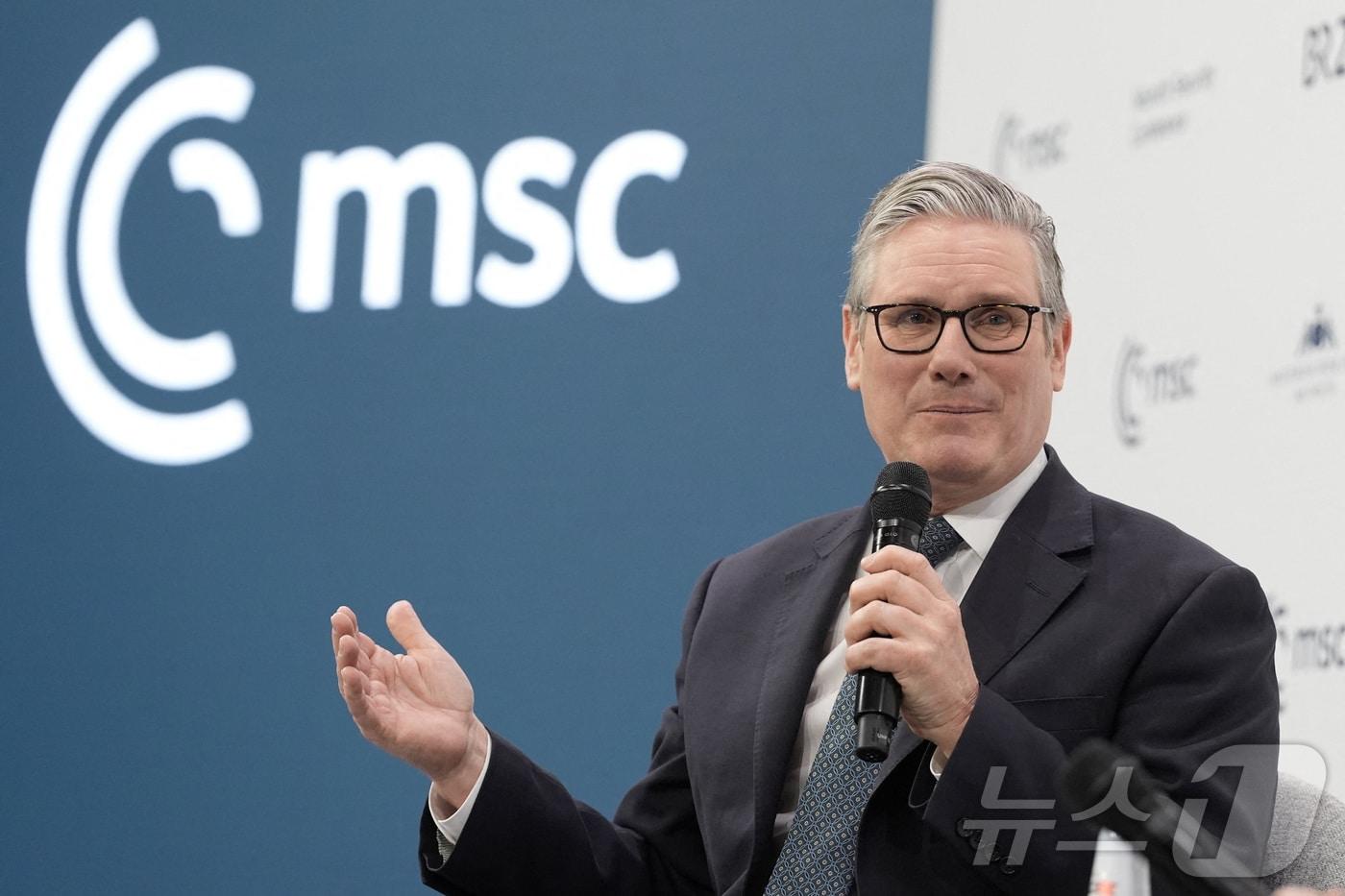 본문 이미지 - 키어 스타머 영국 총리가 14일(현지시간) 독일 뮌헨에서 열린 뮌헨안보회의에서 우르줄라 폰데어라이엔 유럽연합(EU) 집행위원장과 함께 패널 토론에서 발언하고 있다. 2026.02.14. ⓒ 로이터=뉴스1