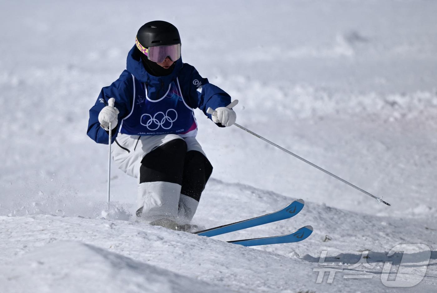 본문 이미지 - 한국 프리스타일 스키 듀얼 모굴에 출전한 윤신이ⓒ 로이터=뉴스1