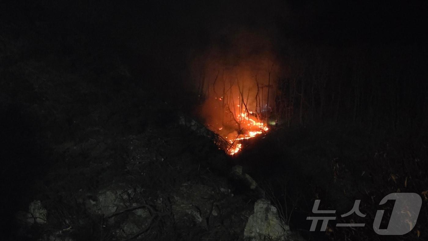 본문 이미지 - 14일 충남 금산군 진산면 백마산에서 발생한 산불이 능선을 따라 번지고 있다. 2026.2.15 ⓒ 뉴스1 이시우 기자