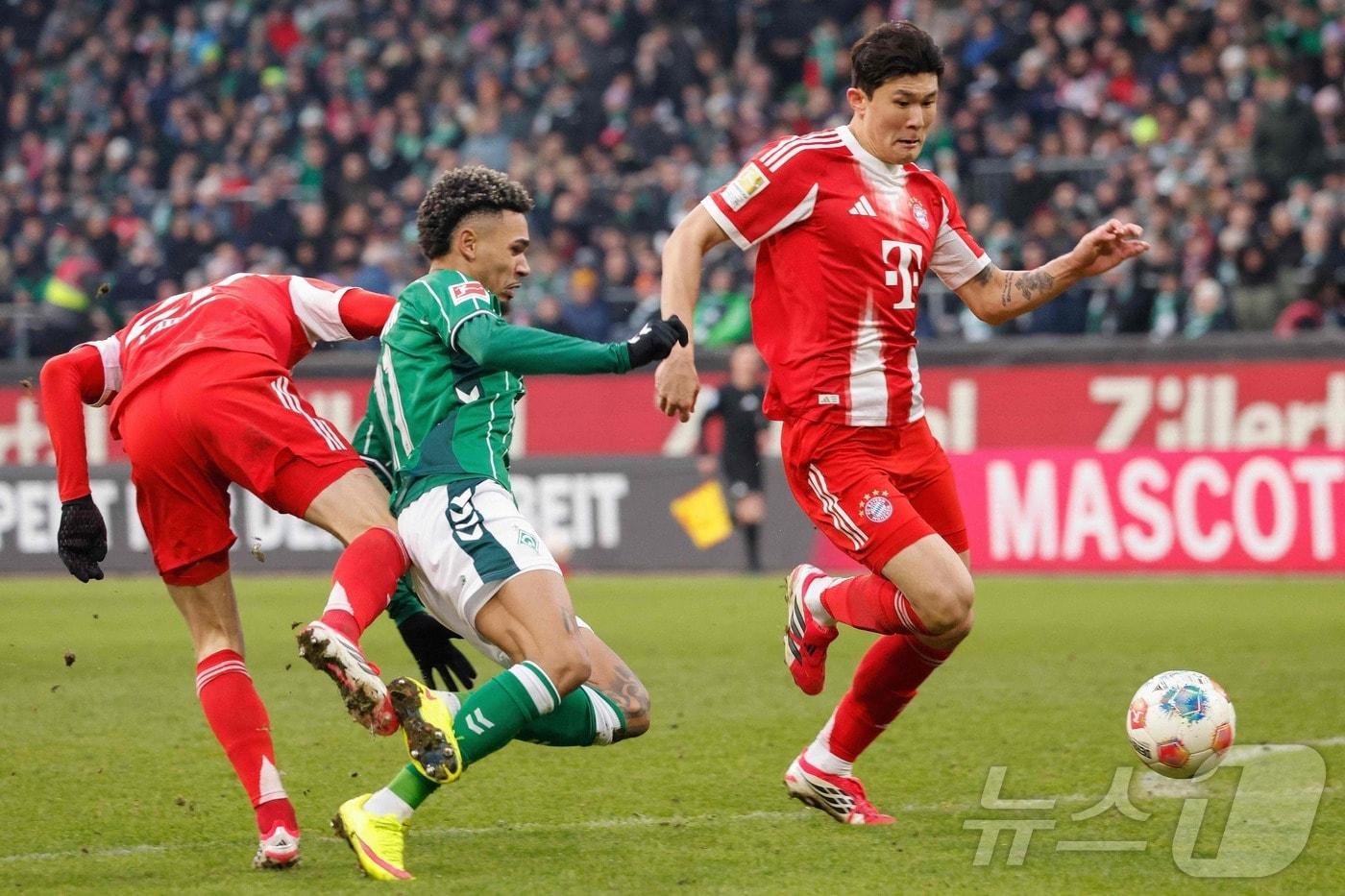 본문 이미지 - 바이에른 뮌헨의 김민재(오른쪽) ⓒ AFP=뉴스1