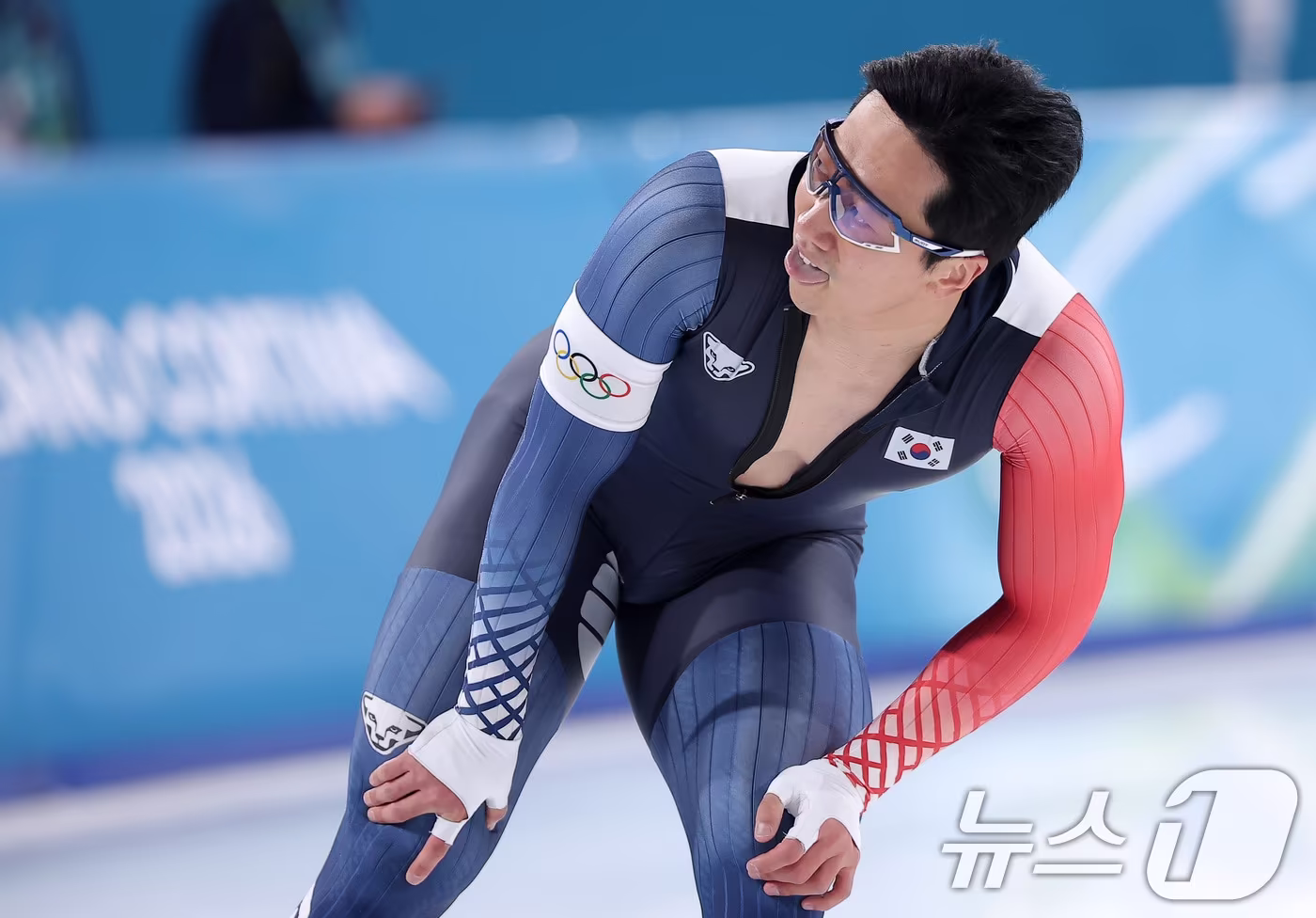 본문 이미지 - 스피드스케이팅 김준호가 14일(현지시간) 이탈리아 밀라노 스피드스케이팅 스타디움에서 열린 스피드스케이팅 남자 500m에서 경기를 마친 후 기록을 확인하고 있다. 2026.2.15 ⓒ 뉴스1 김성진 기자