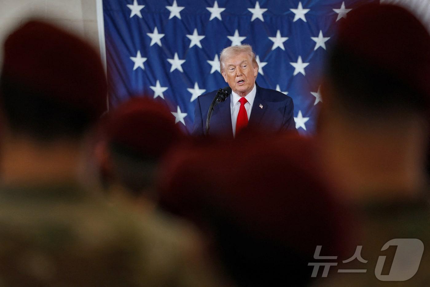 본문 이미지 - 포트 브래그 기지에서 연설하는 트럼프 대통령. 2026.02.13 ⓒ 로이터=뉴스1