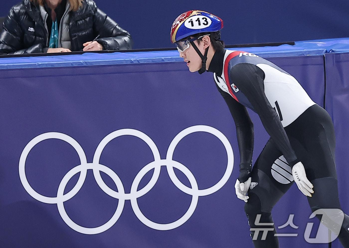 본문 이미지 - 쇼트트랙 임종언이 14일(현지시간) 이탈리아 밀라노 아이스스케이팅 아레나에서 열린 2026 밀라노·코르티나담페초 동계올림픽 쇼트트랙 남자 1500m 준준결승에서 넘어진 후 아쉬워하고 있다. 2026.2.15 ⓒ 뉴스1 김성진 기자