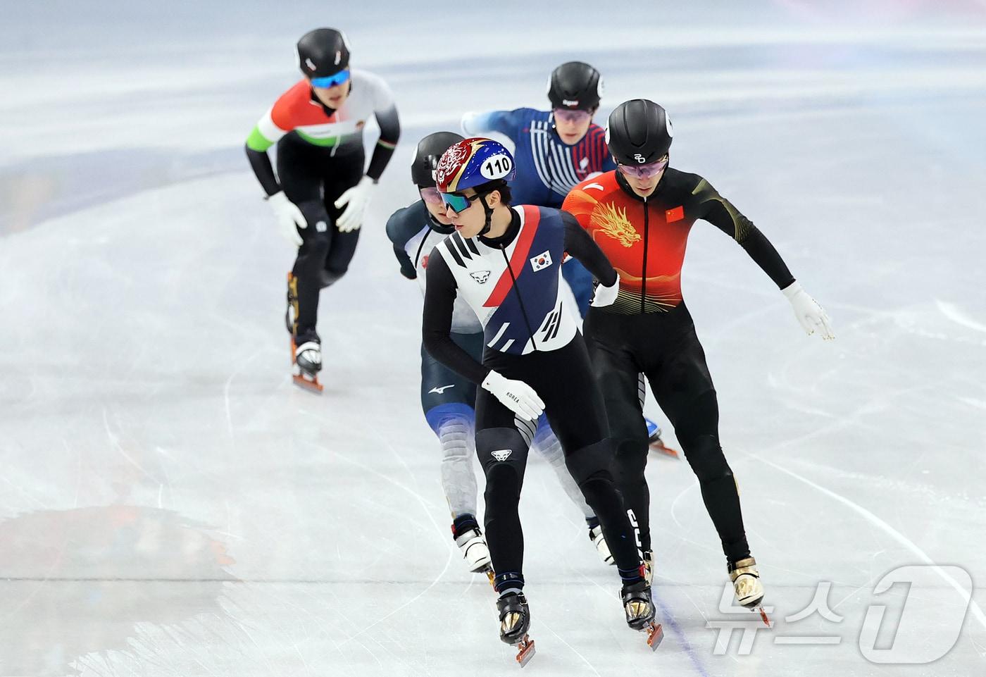 본문 이미지 - 쇼트트랙 황대헌이 14일(현지시간) 이탈리아 밀라노 아이스 스케이팅 아레나에서 열린 2026 밀라노·코르티나담페초 동계올림픽 쇼트트랙 남자 1500m 준준결승에서 1위로 결승선을 통과하고 있다. 2026.2.15 ⓒ 뉴스1 김진환 기자