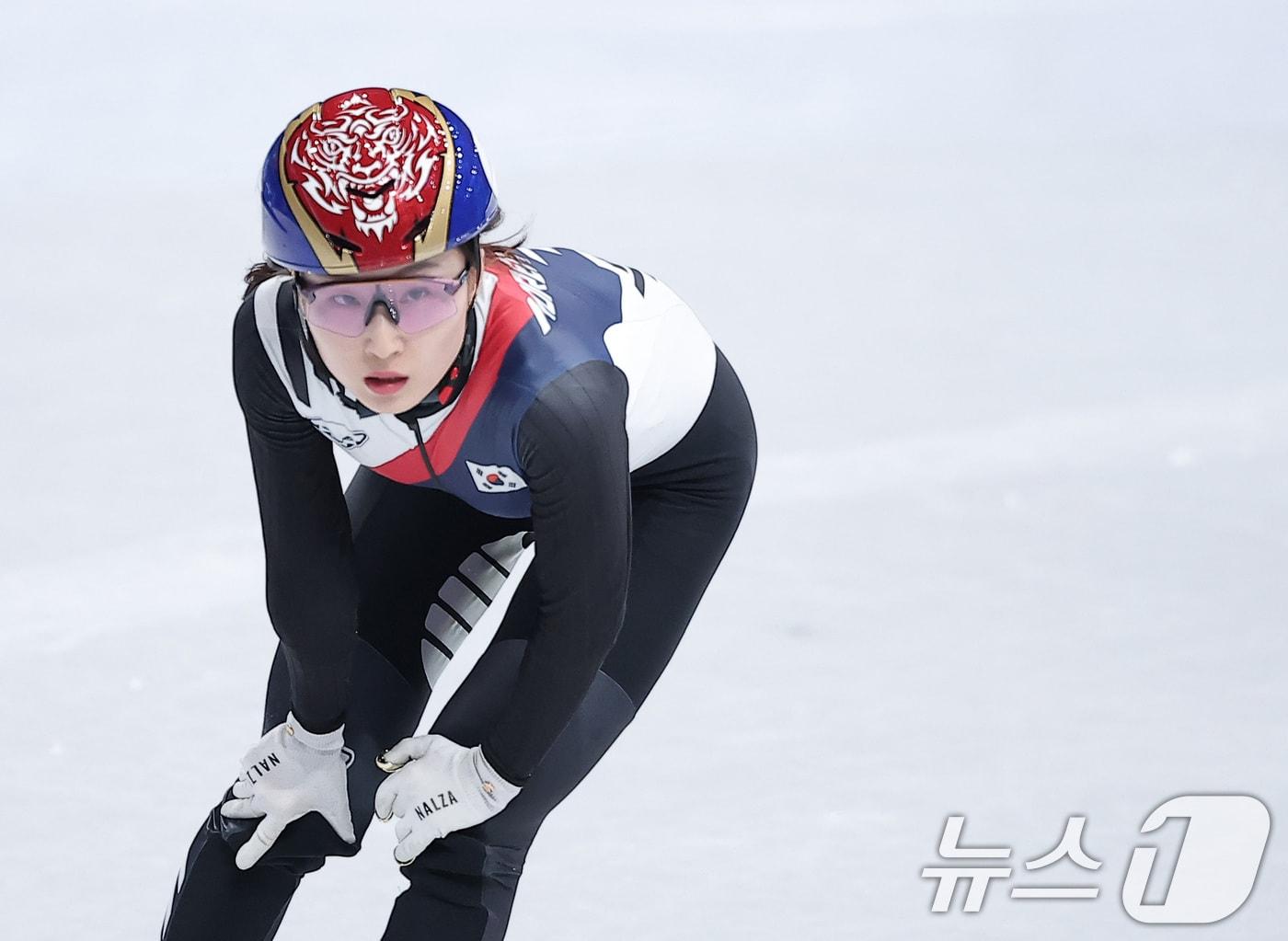 본문 이미지 - 쇼트트랙 최민정이 14일(현지시간) 이탈리아 밀라노 아이스스케이팅 아레나에서 열린 2026 밀라노·코르티나담페초 동계올림픽 쇼트트랙 여자 1000m 예선에서 조1위로 준준결승에 진출하고 있다. 2026.2.15 ⓒ 뉴스1 김성진 기자