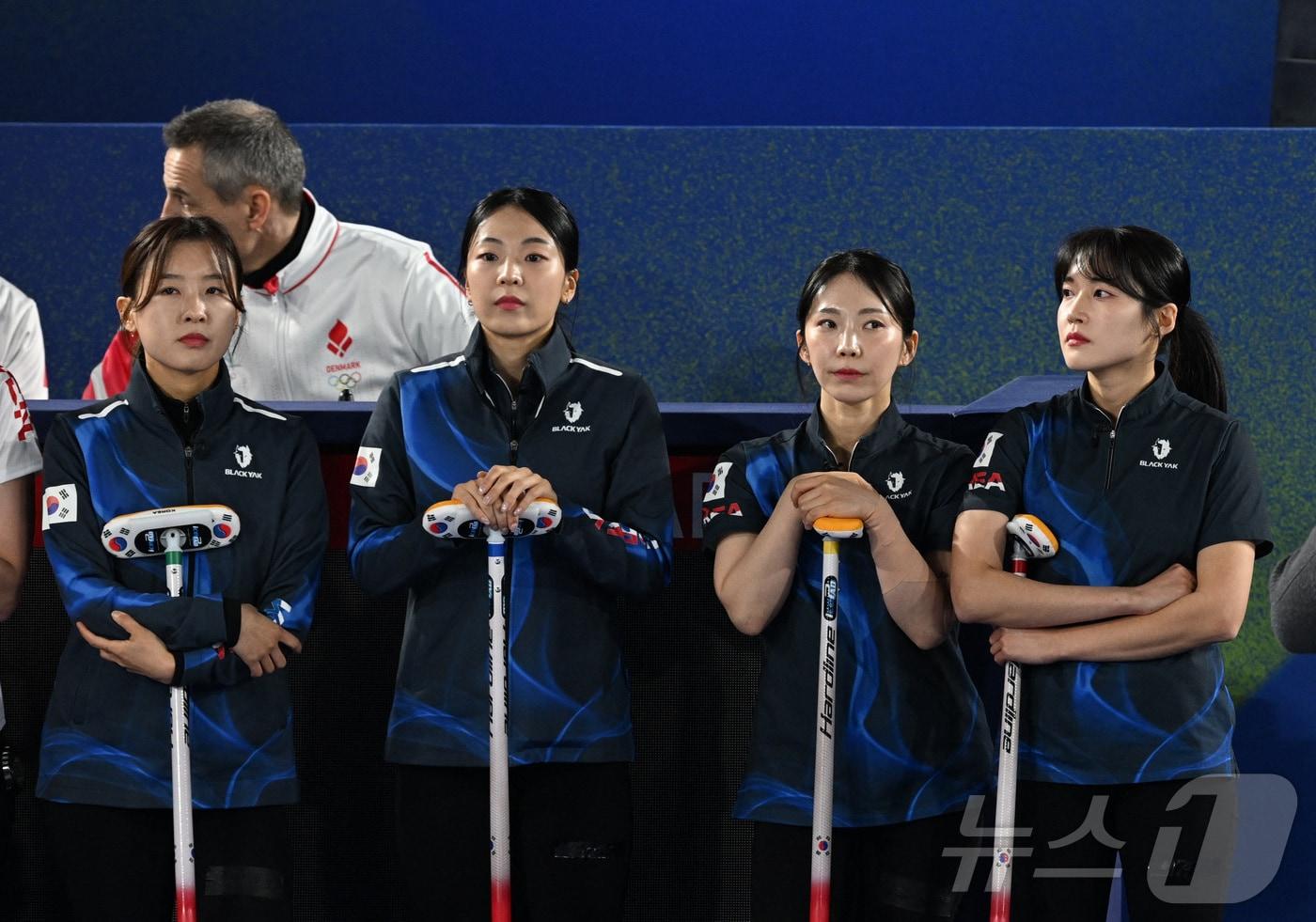 본문 이미지 - 한국 여자 컬링 대표팀이 15일(한국시간) 열린 2026 밀라노·코르티나담페초 동계 올림픽 라운드로빈 4차전에서 덴마크에 3-6으로 졌다. ⓒ 로이터=뉴스1