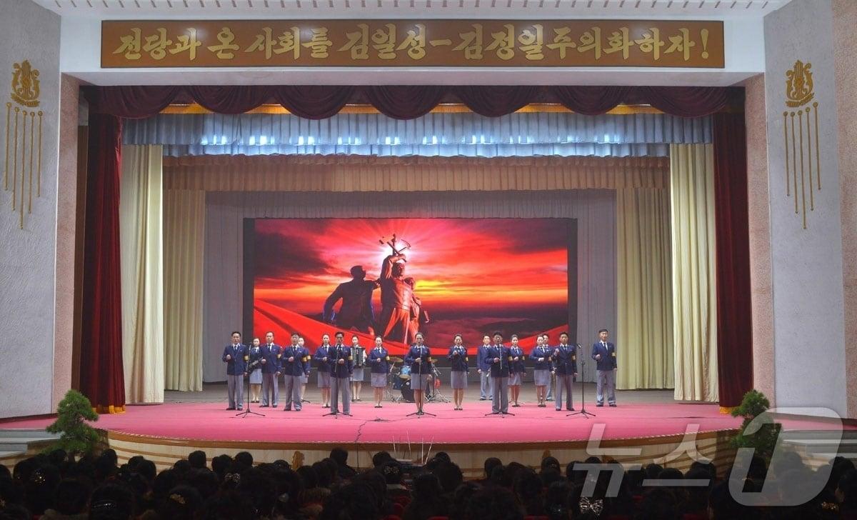 본문 이미지 - (평양 노동신문=뉴스1) = 북한 노동당 기관지 노동신문은 15일 “위대한 영도자 김정일동지 탄생 84돐(주년)에 즈음하여 개막된 제3차 2.16 경축 인민예술축전이 14일 각지의 극장, 회관들에서 성황리에 진행되였다“고 보도했다. [국내에서만 사용가능. 재배포 금지. DB 금지. For Use Only in the Republic of Korea. Redistribution Prohibited] rodongphoto@news1.kr