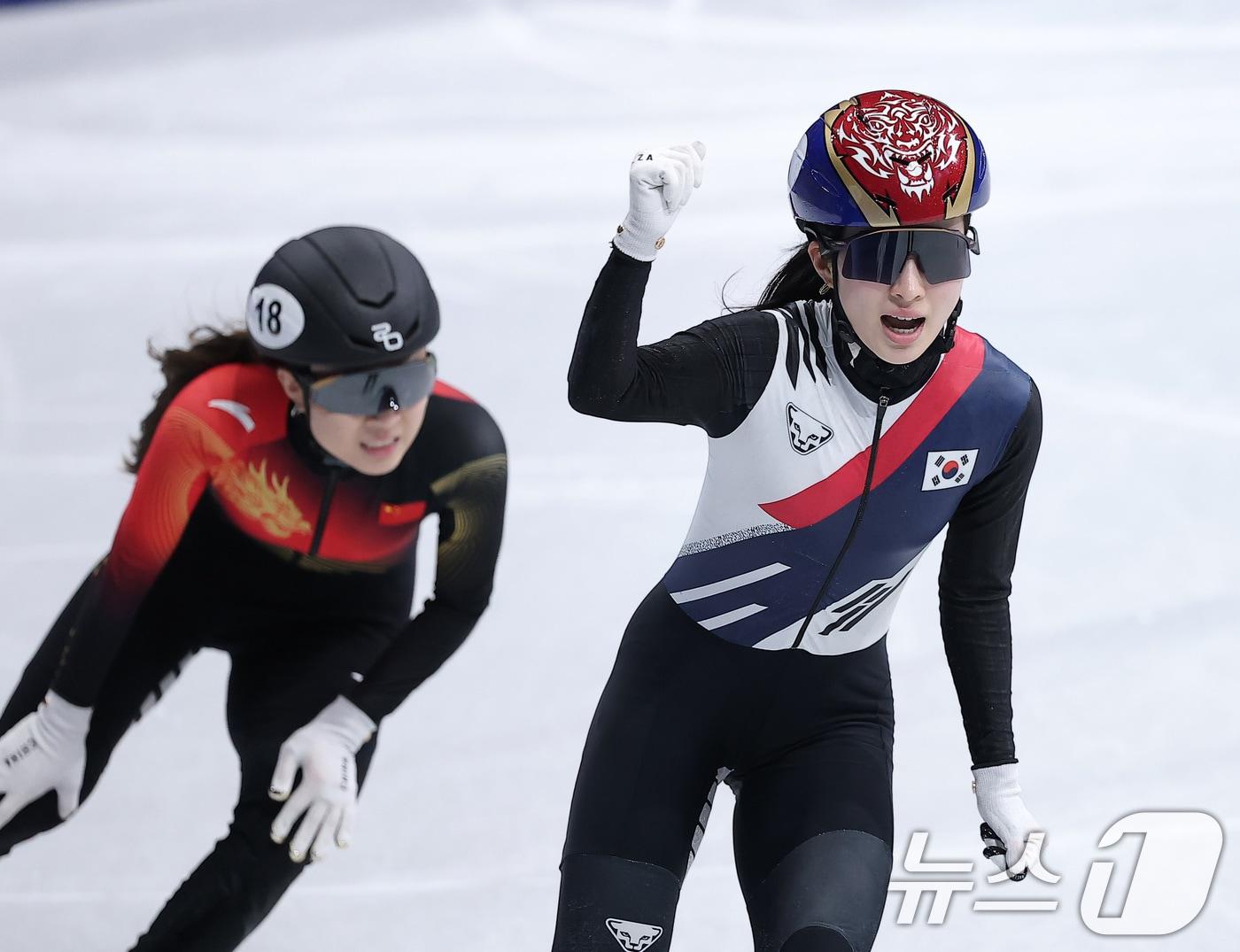 본문 이미지 - 쇼트트랙 김길리가 14일(현지시간) 이탈리아 밀라노 아이스스케이팅 아레나에서 열린 2026 밀라노·코르티나담페초 동계올림픽 쇼트트랙 여자 3000m 계주 준결승에서 조1위로 결승에 진출한 후 포효하고 있다. ⓒ 뉴스1 김성진 기자