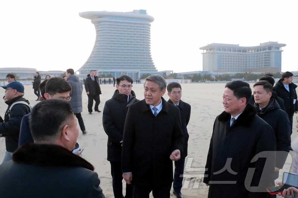 본문 이미지 - (평양 노동신문=뉴스1) = 북한 노동당 기관지 노동신문은 15일 “2026년 설명절에 즈음하여 우리 나라 주재 중화인민공화국대사관 성원들을 위한 친선모임이 14일 원산갈마해안관광지구에서 진행되였다“고 보도했다. [국내에서만 사용가능. 재배포 금지. DB 금지. For Use Only in the Republic of Korea. Redistribution Prohibited] rodongphoto@news1.kr