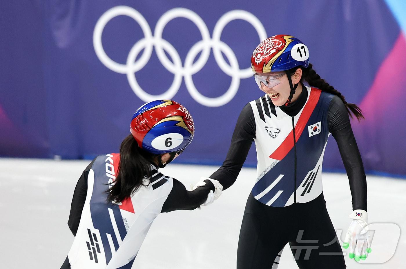 본문 이미지 - 쇼트트랙 심석희가 14일(현지시간) 이탈리아 밀라노 아이스 스케이팅 아레나에서 열린 2026 밀라노·코르티나담페초 동계올림픽 쇼트트랙 여자 3000m 계주 준결승에서 1위로 결승선을 통과한 김길리와 기쁨을 나누고 있다. 2026.2.15 ⓒ 뉴스1 김진환 기자