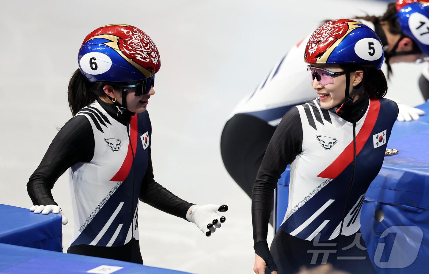 본문 이미지 - 쇼트트랙 대표팀의 최민정(오른쪽)과 김길리. ⓒ 뉴스1 김진환 기자