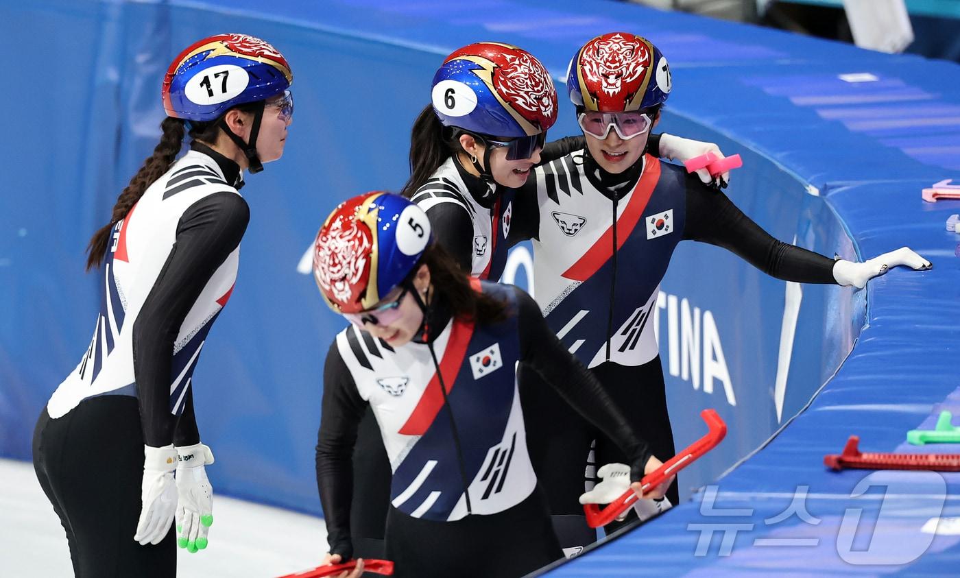 본문 이미지 - 쇼트트랙 심석희(왼쪽부터), 최민정, 김길리, 이소연이 14일(현지시간) 이탈리아 밀라노 아이스 스케이팅 아레나에서 열린 2026 밀라노·코르티나담페초 동계올림픽 쇼트트랙 여자 3000m 계주 준결승에서 1위로 결승선을 통과한 뒤 기쁨을 나누고 있다. 2026.2.15 ⓒ 뉴스1 김진환 기자