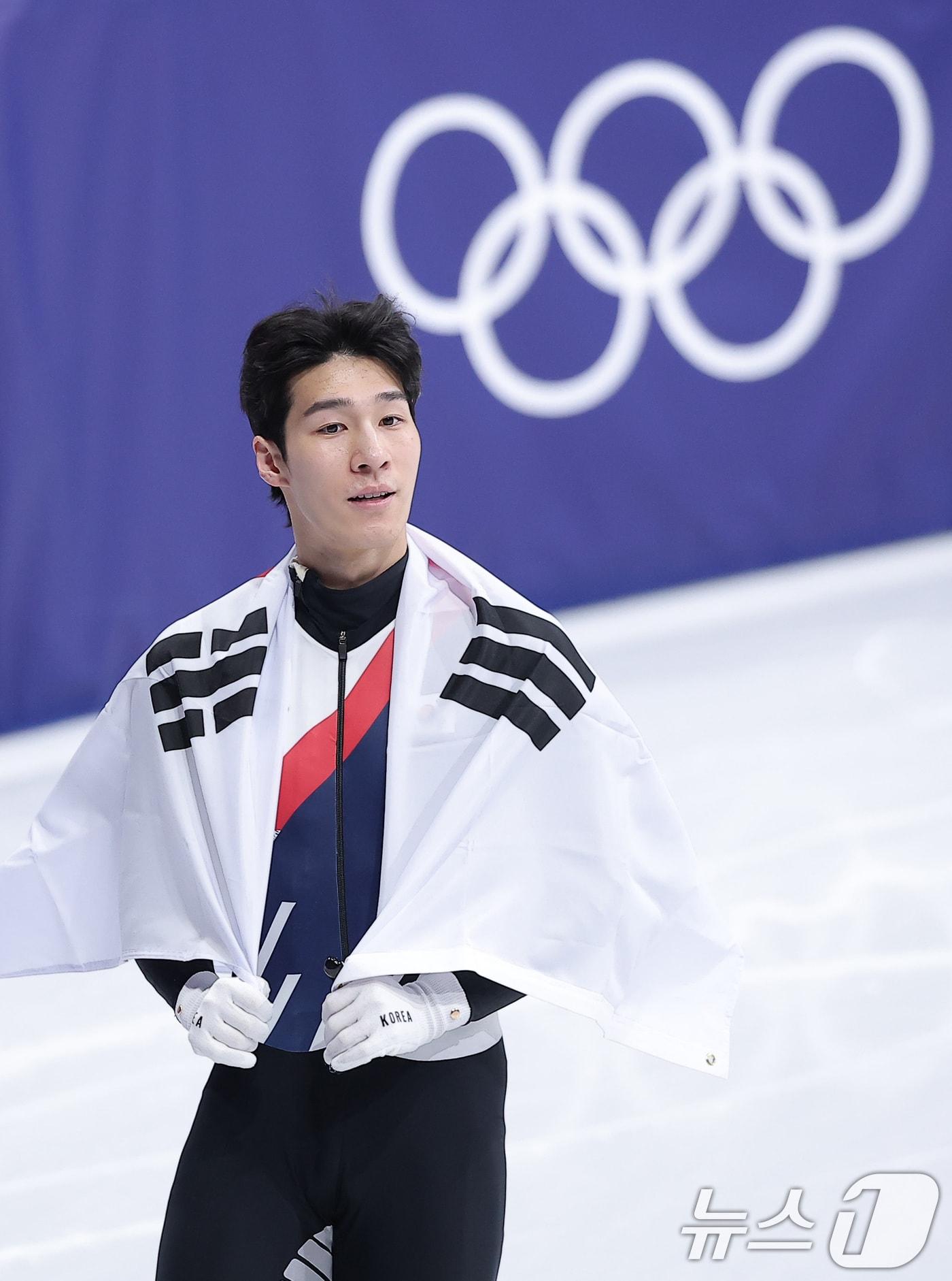 본문 이미지 - 쇼트트랙 황대헌이 14일(현지시간) 이탈리아 밀라노 아이스스케이팅 아레나에서 열린 2026 밀라노·코르티나담페초 동계올림픽 쇼트트랙 남자 1500m 결승에서 은메달을 확보한 후 태극기를 두르고 기뻐하고 있다. ⓒ 뉴스1 김성진 기자