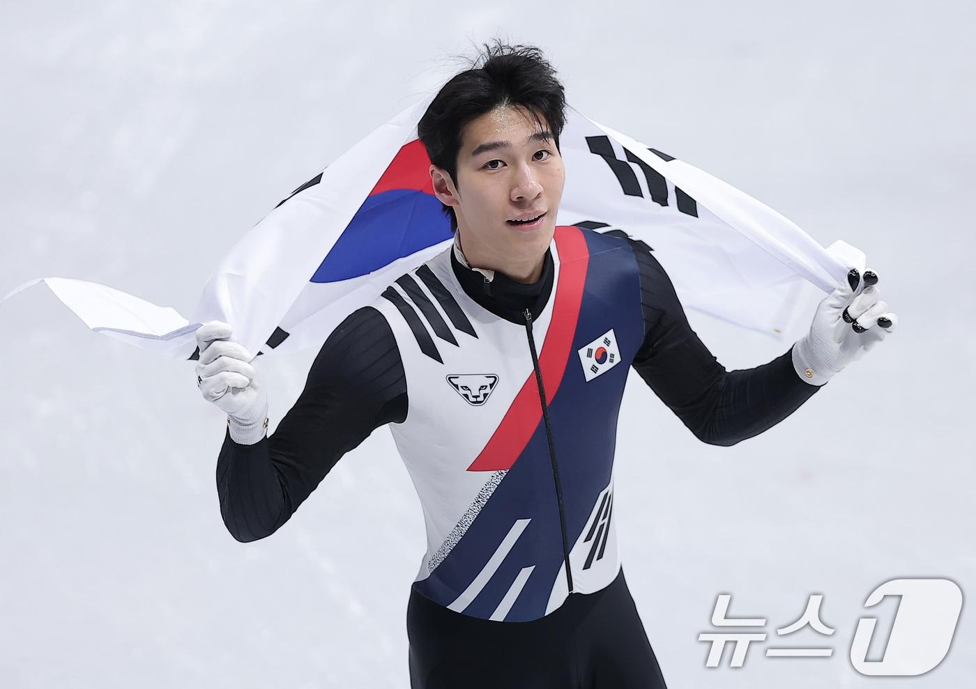본문 이미지 - 쇼트트랙 황대헌이 14일(현지시간) 이탈리아 밀라노 아이스스케이팅 아레나에서 열린 2026 밀라노·코르티나담페초 동계올림픽 쇼트트랙 남자 1500m 결승에서 은메달을 확보한 후 태극기를 두르고 기뻐하고 있다. 2026.2.15 ⓒ 뉴스1 김성진 기자