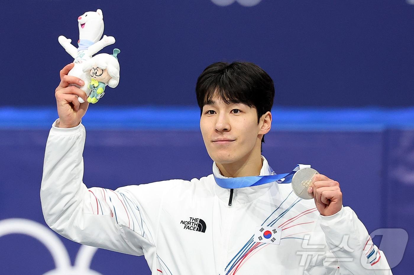 본문 이미지 - 쇼트트랙 황대헌이 14일(현지시간) 이탈리아 밀라노 아이스스케이팅 아레나에서 열린 2026 밀라노·코르티나담페초 동계올림픽 쇼트트랙 남자 1500m 시상식에서 은메달을 들며 기뻐하고 있다. 2026.2.15 ⓒ 뉴스1 김진환 기자