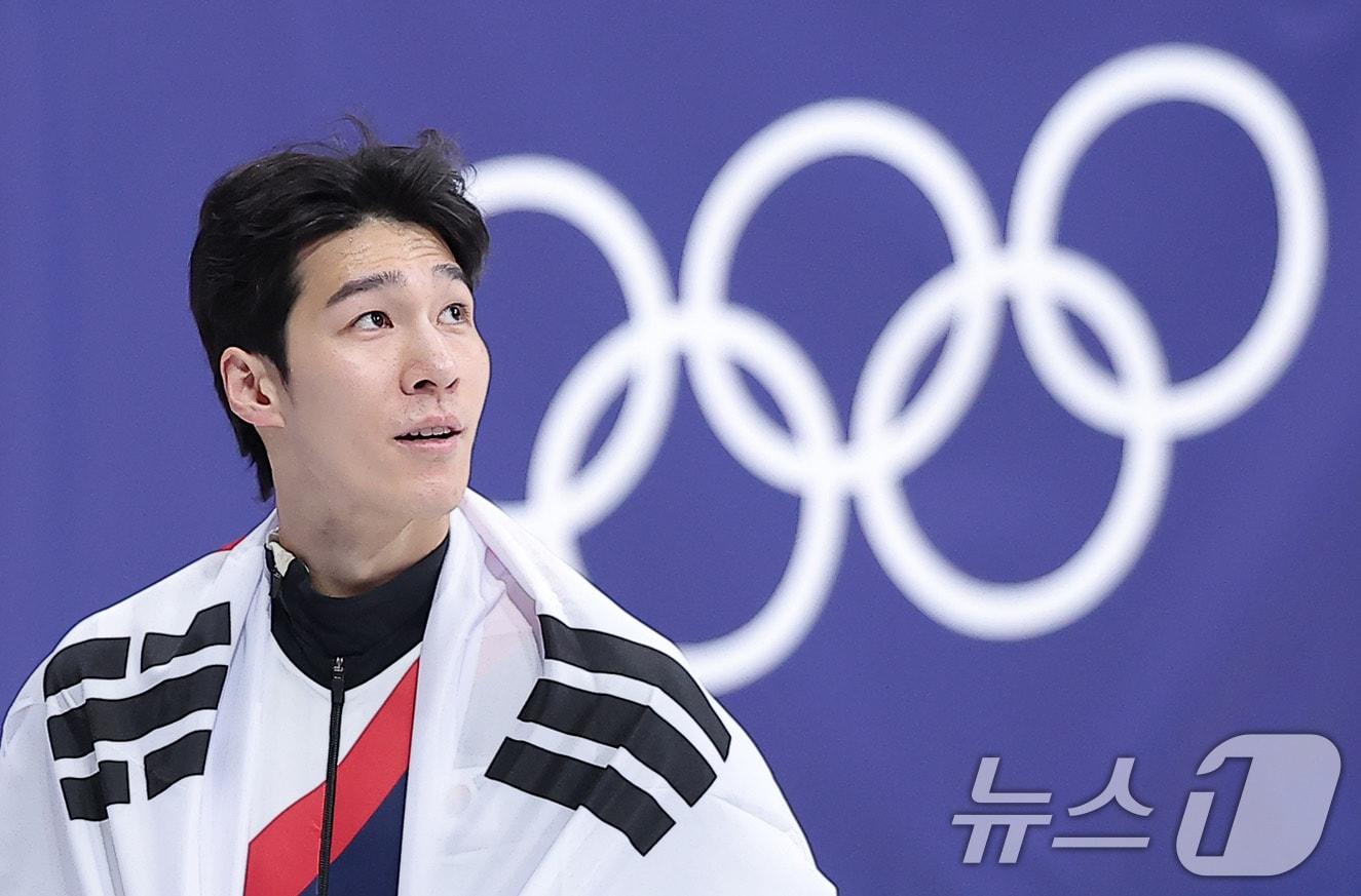 본문 이미지 - 쇼트트랙 황대헌이 14일(현지시간) 이탈리아 밀라노 아이스스케이팅 아레나에서 열린 2026 밀라노·코르티나담페초 동계올림픽 쇼트트랙 남자 1500m 결승에서 은메달을 확보한 후 태극기를 두르고 기뻐하고 있다. 2026.2.15 ⓒ 뉴스1 김성진 기자